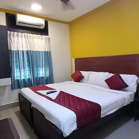 Skyry Hotels Adyar Ченнаи Экстерьер фото