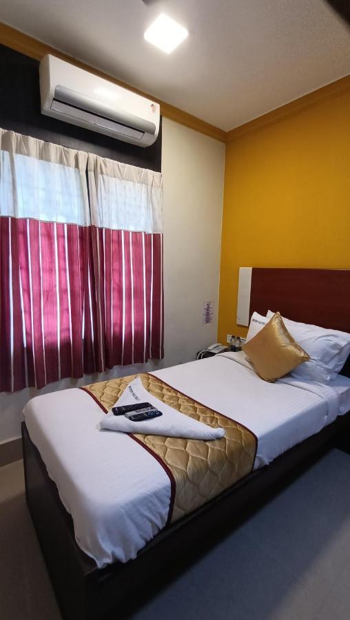 Skyry Hotels Adyar Ченнаи Экстерьер фото