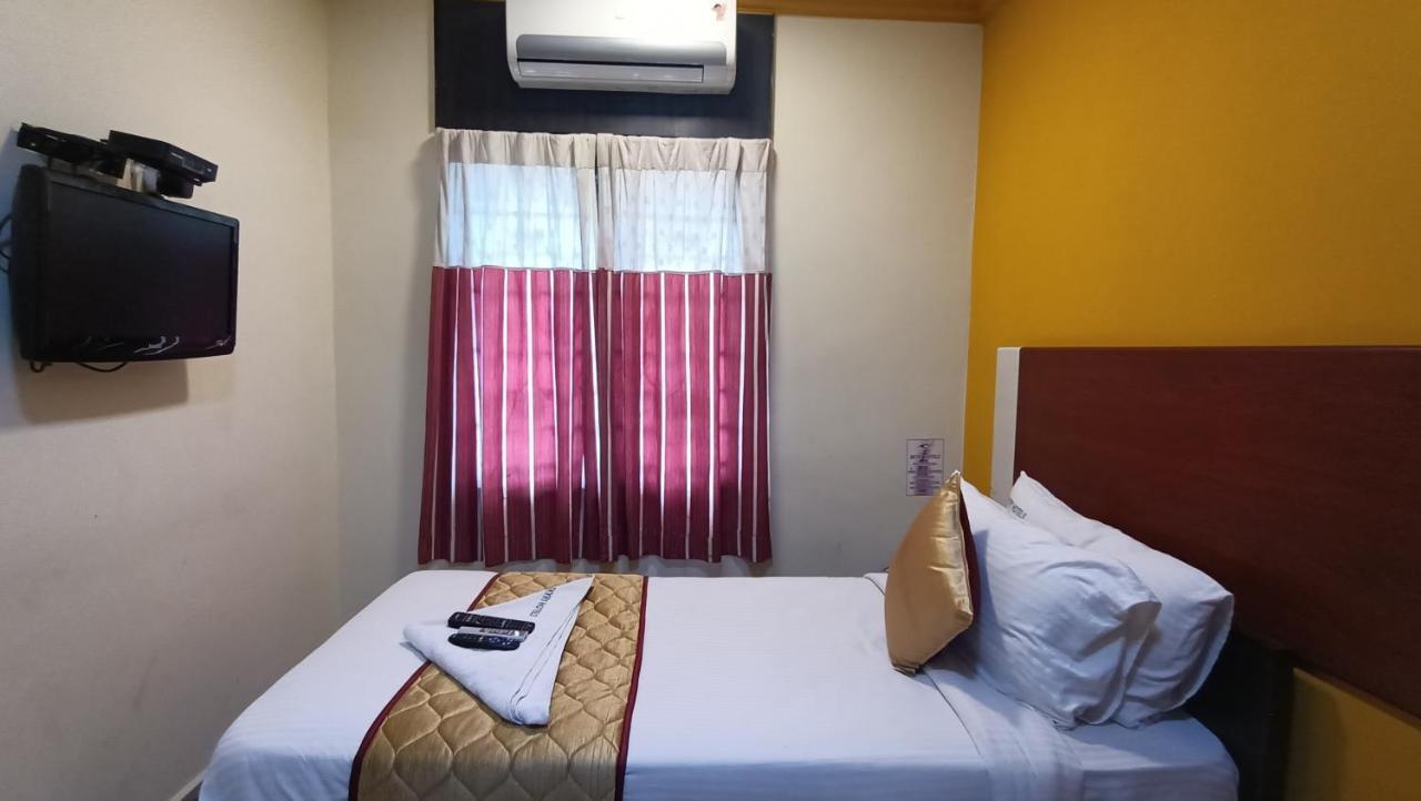 Skyry Hotels Adyar Ченнаи Экстерьер фото